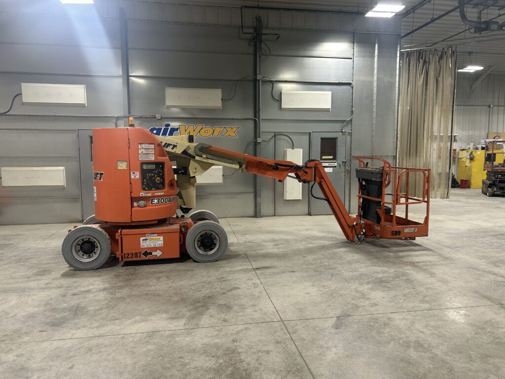 2006 JLG E300AJP – 30′ Electric Articulated Boom Lift