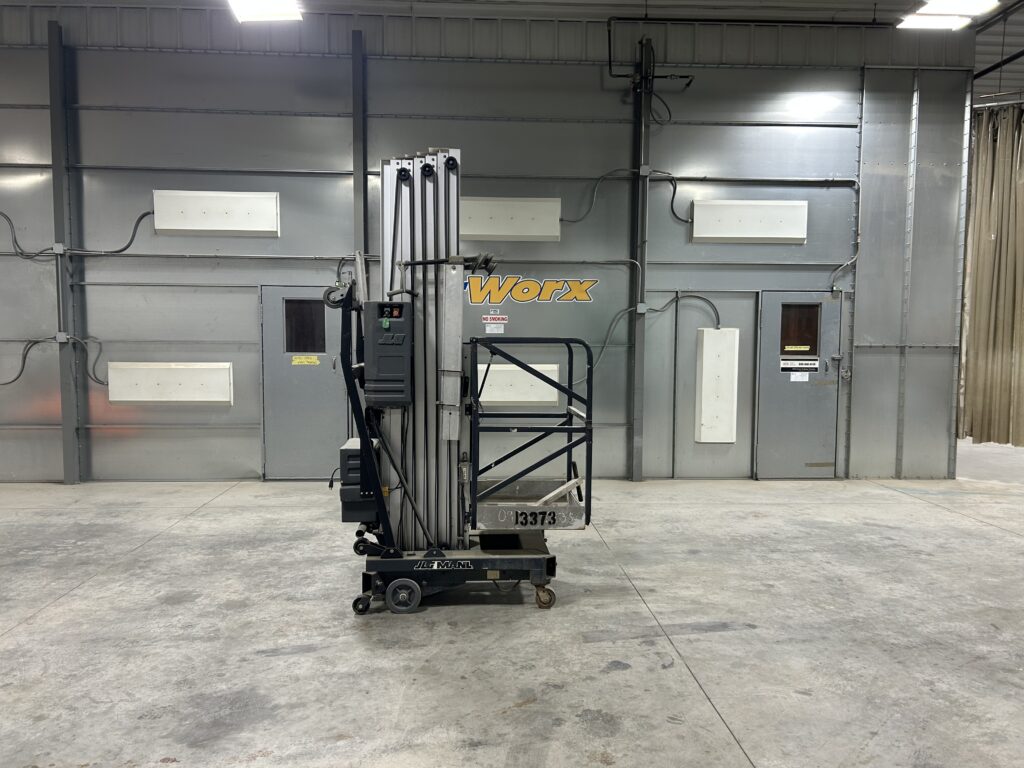 2016 JLG 41AM – 41′ Vertical Personnel Lift