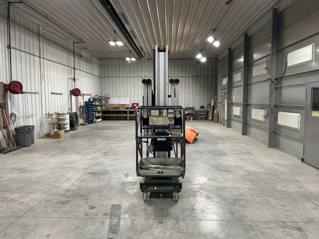 2016 JLG 41AM – 41′ Vertical Personnel Lift