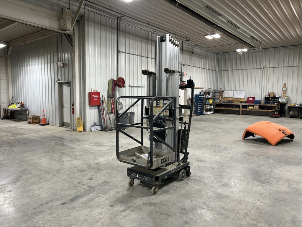 2016 JLG 41AM – 41′ Vertical Personnel Lift