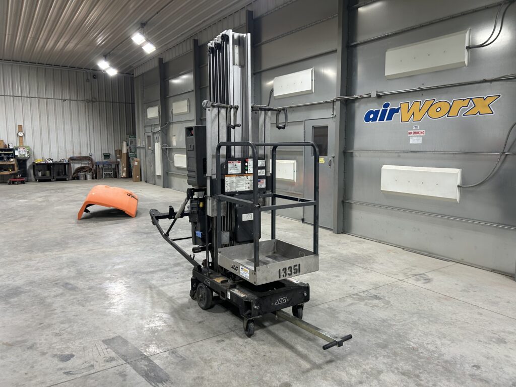 2008 JLG 41AM – 41′ Vertical Personnel Lift