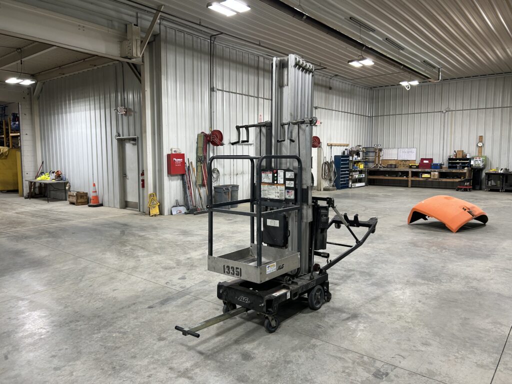 2008 JLG 41AM – 41′ Vertical Personnel Lift