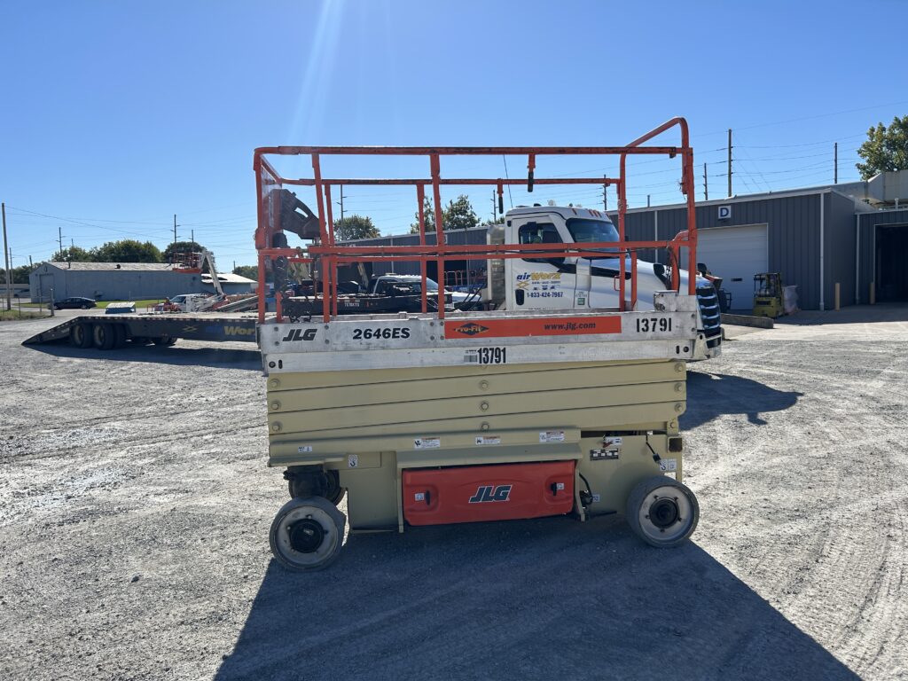 2014 JLG 2646ES – 26′ Electric Wide Deck Scissor Lift